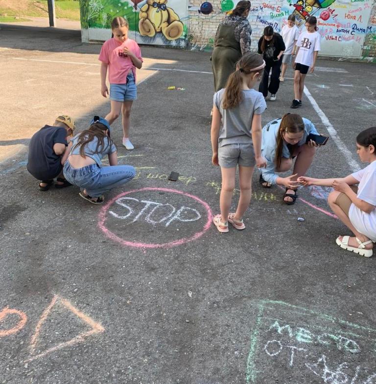 В Шарыпово в пришкольном лагере «Костер» дети нарисовали безопасную дорогу.