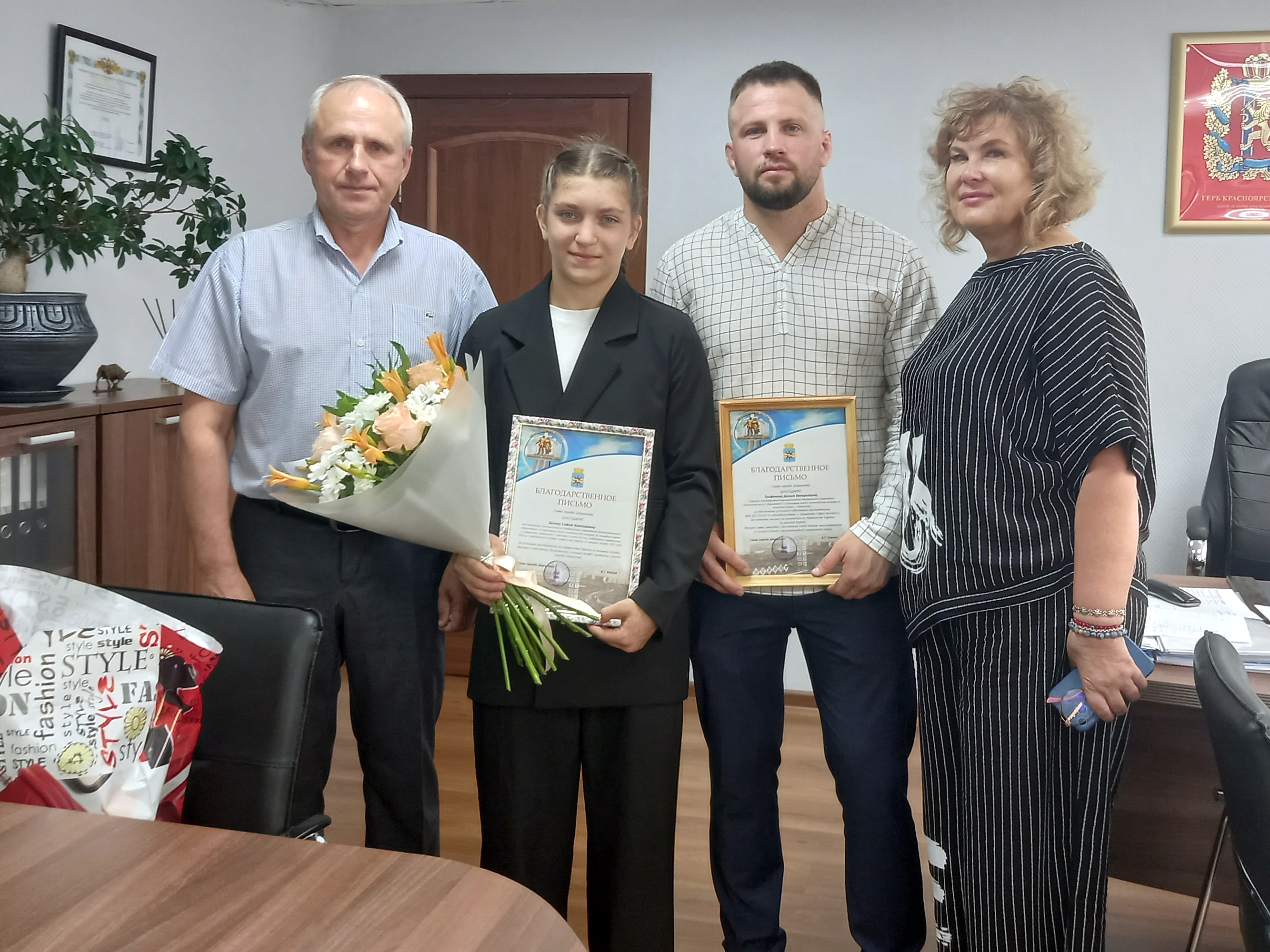 Софию Белову поздравили и вручили подарки.