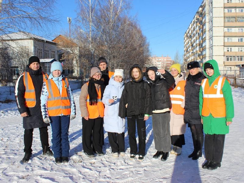 В Шарыпово сотрудники Госавтоинспекции, ЮИДовцы и представители «Совета отцов» напомнили пешеходам о безопасности зимой.