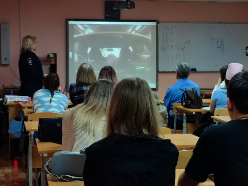 В Шарыпово сотрудники Госавтоинспекции встретились с курсантами автошколы.