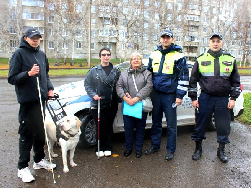 Сотрудники Госавтоинспекции совместно с представителями общественной организацией «Всероссийское общество слепых» провели акцию «Белая трость».