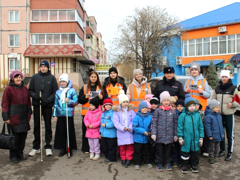 В Шарыпово сотрудники Госавтоинспекции совместно с ЮИДовцами и представителями «Всероссийского общества слепых» провели профилактическую акцию «Белая трость».