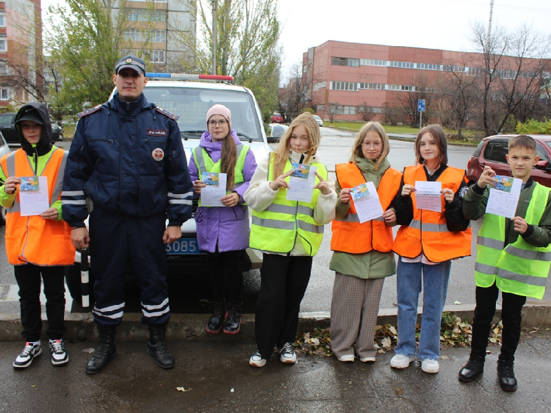 В Шарыпово госавтоинспекторы и их юные помощники в преддверии  Дня автомобилиста обратились к водителям.