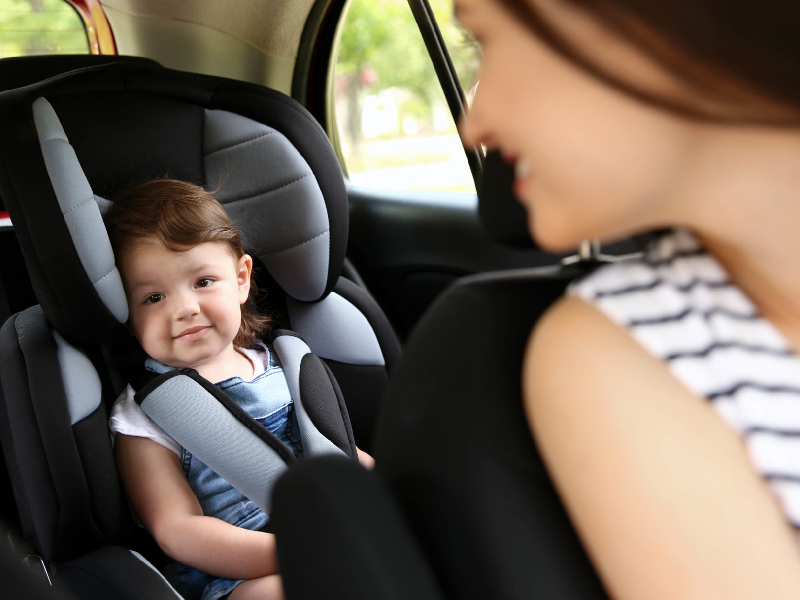 Сотрудники Госавтоинспекции напоминают водителям о безопасности детей в автомобиле.