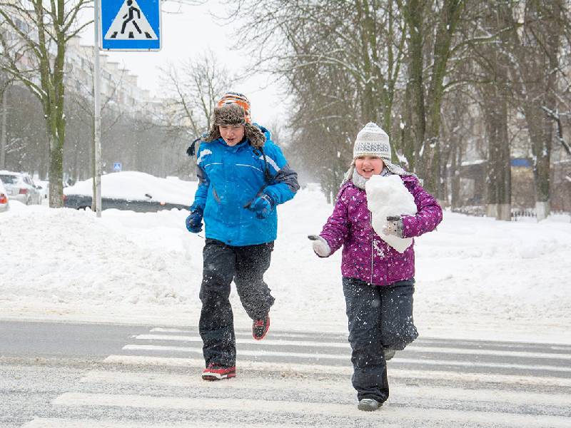Сотрудники Госавтоинспекции ежедневно напоминают водителям о безопасности на дорогах в зимний период.
