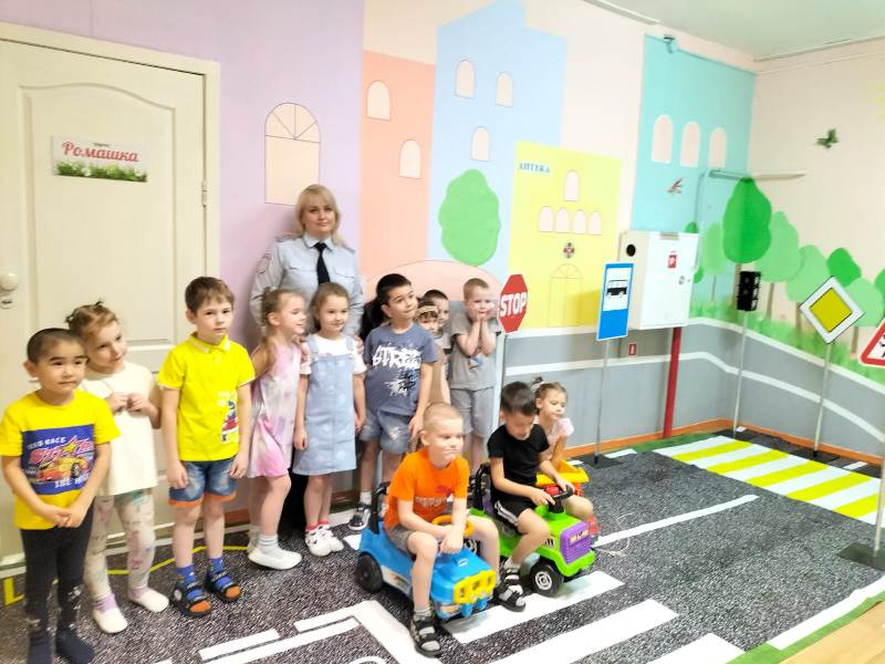 В Шарыпово педагоги и автоинспекторы проводят занятия с детьми, используя игровое оборудование.