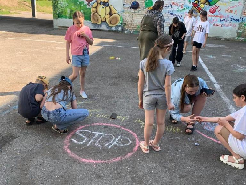 В Шарыпово в пришкольном лагере «Костер» дети нарисовали безопасную дорогу.