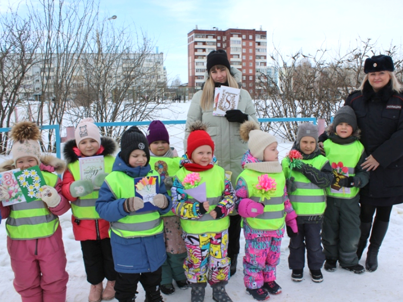 В Шарыпово волонтеры «Журавлята» провели акцию для прекрасных дам «С 8 Марта поздравляем – ПДД не нарушаем!».