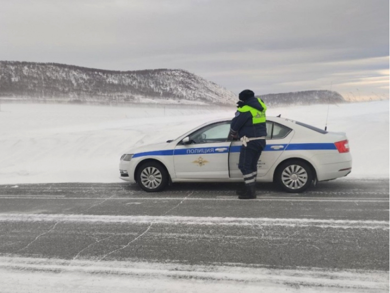 В связи с изменением погодных условий Госавтоинспекция призывает водителей и пешеходов, быть предельно внимательными и осторожными на дорогах, а также строго соблюдать ПДД.