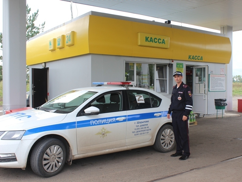 В Шарыпово сотрудники Госавтоинспекции проводят беседы с водителями на автозаправочных станциях.