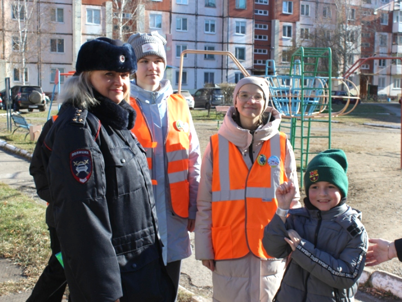 В Шарыпово госавтоинспекторы и ЮИДовцы проводят акции во дворах.