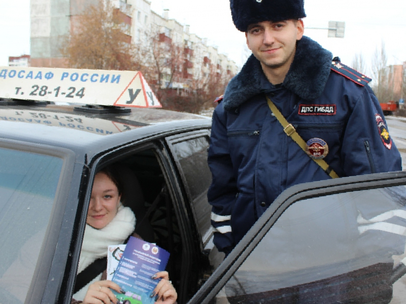 В Шарыпово сотрудники Госавтоинспекции провели профилактическое мероприятие «Учебные транспортные средства и начинающие водители».