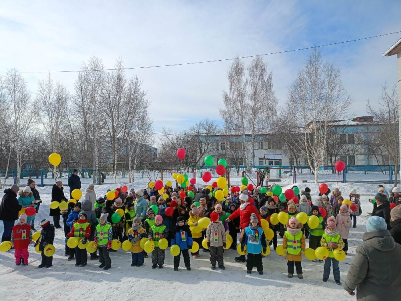 В рамках Года семьи в Шарыпово активисты провели танцевальный флешмоб под название «Безопасность на дорогах начинается с семьи!».