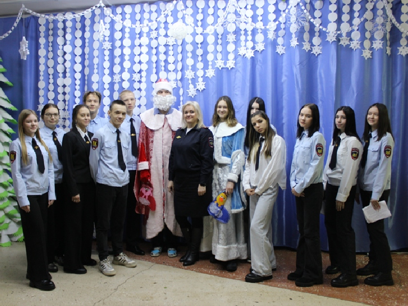 В Шарыпово сотрудники Госавтоинспекции и полицейский класс присоединились к Всероссийской акции «Полицейский Дед Мороз».