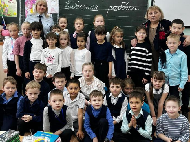 В Шарыпово сотрудники Госавтоинспекции рассказали школьникам, как провести каникулы безопасно.