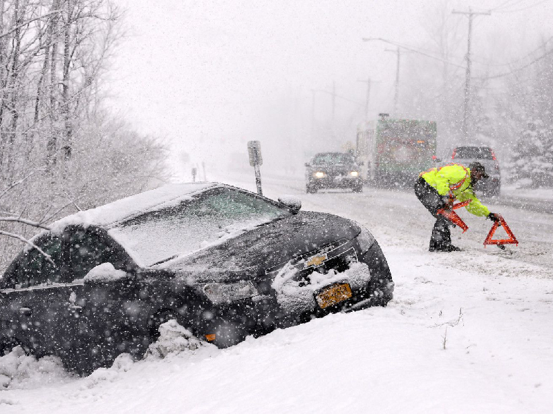 Госавтоинспекция призывает водителей быть особенно внимательными в снегопад и гололед.