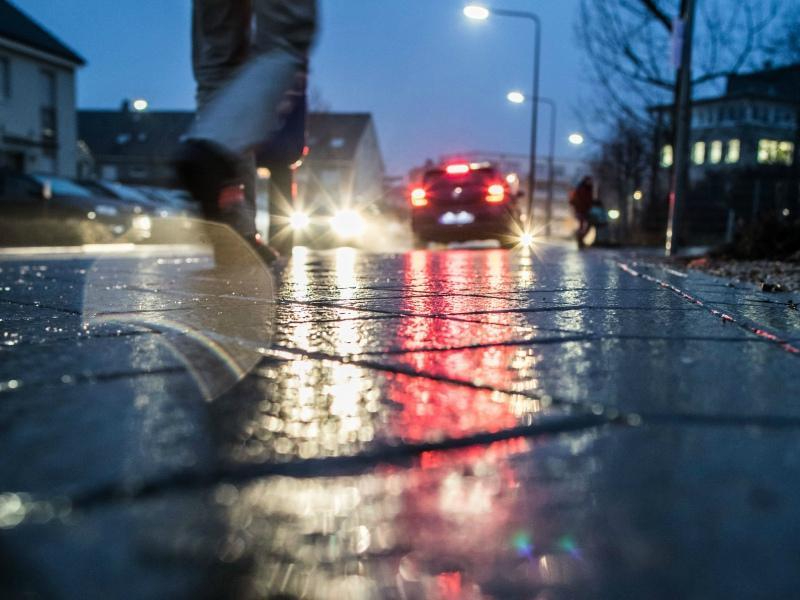 В связи с изменением погодных условий сотрудники Госавтоинспекция призывает водителей и пешеходов, быть предельно внимательными и осторожными, а также строго соблюдать ПДД.