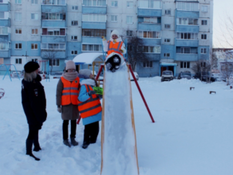 В Шарыпово сотрудники Госавтоинспекции совместно с ЮИДовцами провели акцию «Безопасная горка».