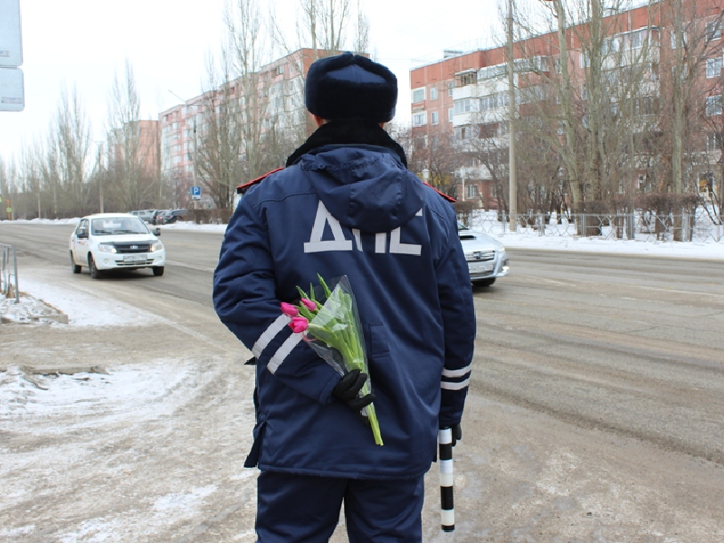 «Цветы для автоледи»: в Шарыпово джентльмены полицейского класса дарили милым дамам тюльпаны.