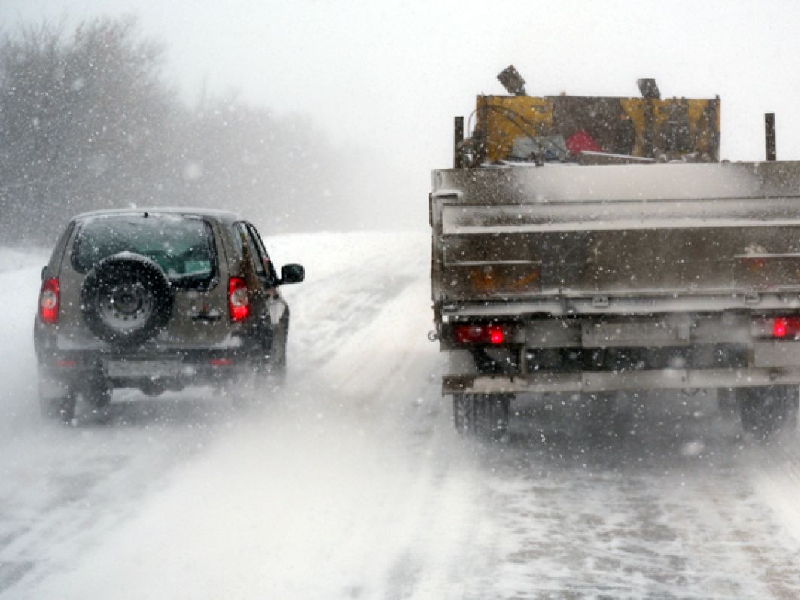 Госавтоинспекция разъясняет опасность совершения обгона на скользкой зимней дороге.