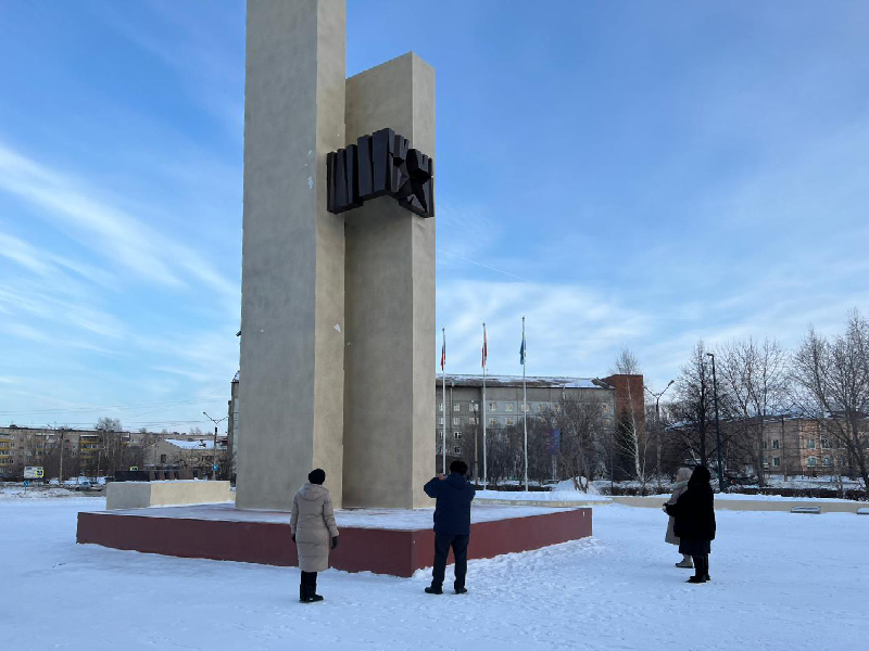 Комиссия Администрации города обследовала стелу Победы.