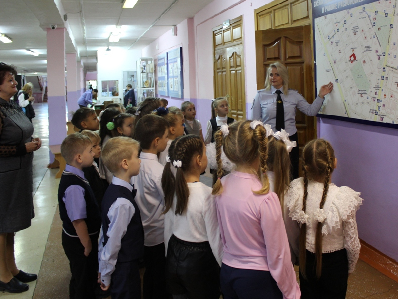 В Шарыпово первоклассники изучают безопасный маршрут из дома в школу с помощью интерактивных схем.