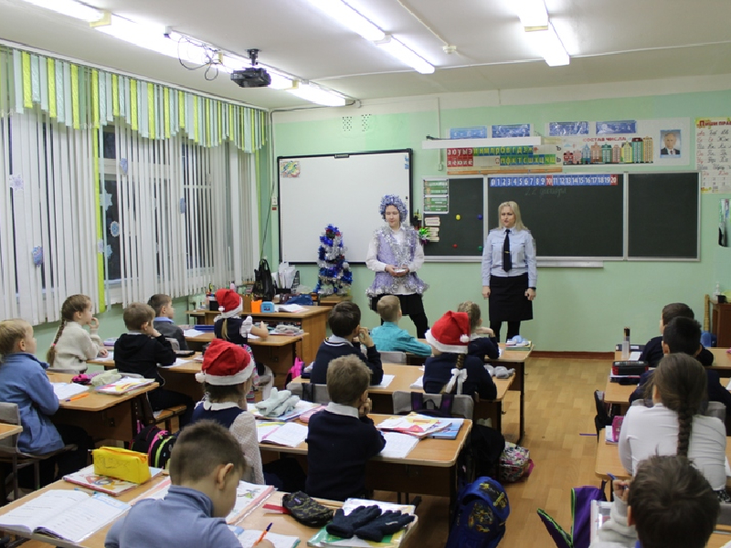 В г. Шарыпово в преддверии школьных каникул сотрудники Госавтоинспекции и Снегурочка наполнили школьникам о правилах безопасности.