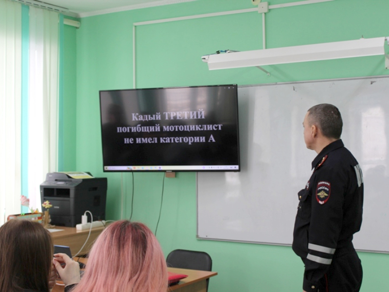 В Шарыпово для сельских школьников командир отделения ДПС напомнил о безопасности на дорогах.