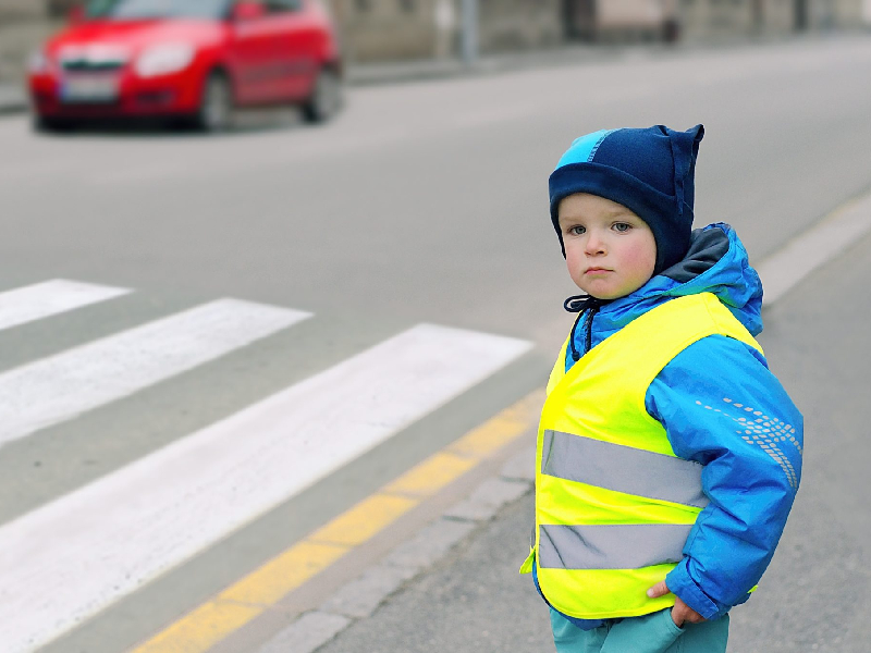 Госавтоинспекция призывает пешеходов и водителей соблюдать правила безопасности на дорогах.