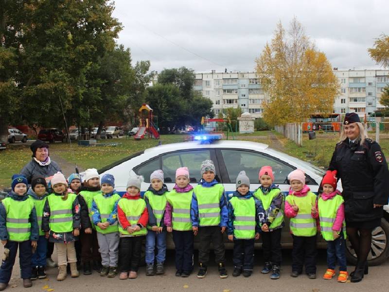 В Шарыпово сотрудники Госавтоинспекции рассказали дошкольникам о своей профессии и показали патрульный автомобиль.