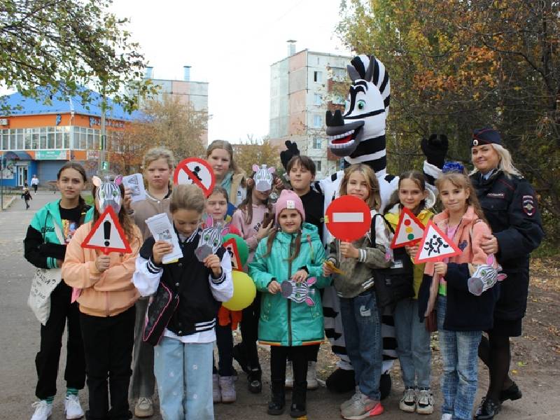 В Шарыпово сотрудники Госавтоинспекции совместно с педагогическим активом и юными помощниками провели акцию «Пешеход, будь внимателен!».