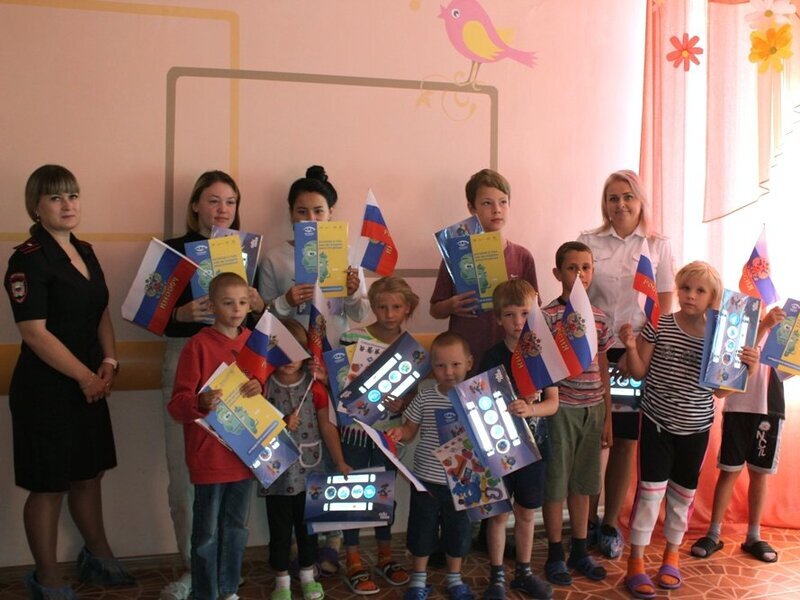 В Шарыпово инспекторы ГИБДД и ПДН провели акцию, посвященную Дню Государственного флага России.