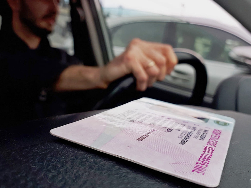 Срок действия истекших водительских удостоверений продлевается на три года.