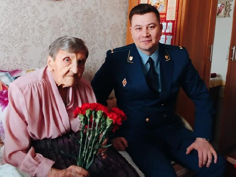 Ачинский транспортный прокурор навестили ветерана Великой Отечественной Войны.