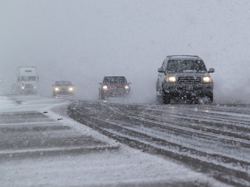 Дорожные полицейские рекомендуют водителям быть предельно внимательными в условиях снегопада.