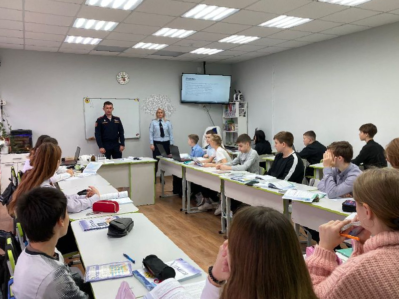 В Шарыпово сотрудники Госавтоинспекции и Росгвардии провели уроки дорожной безопасности в школе, ученик которой стал участником ДТП.