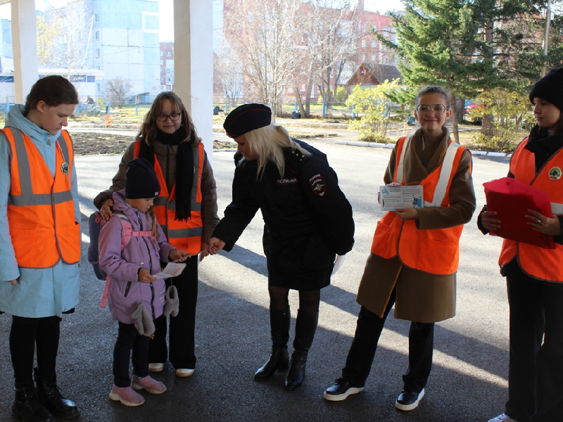 В Шарыпово сотрудники Госавтоинспекции совместно с ЮИДовцами проводят профилактические беседы с детьми во дворах и на игровых площадках.