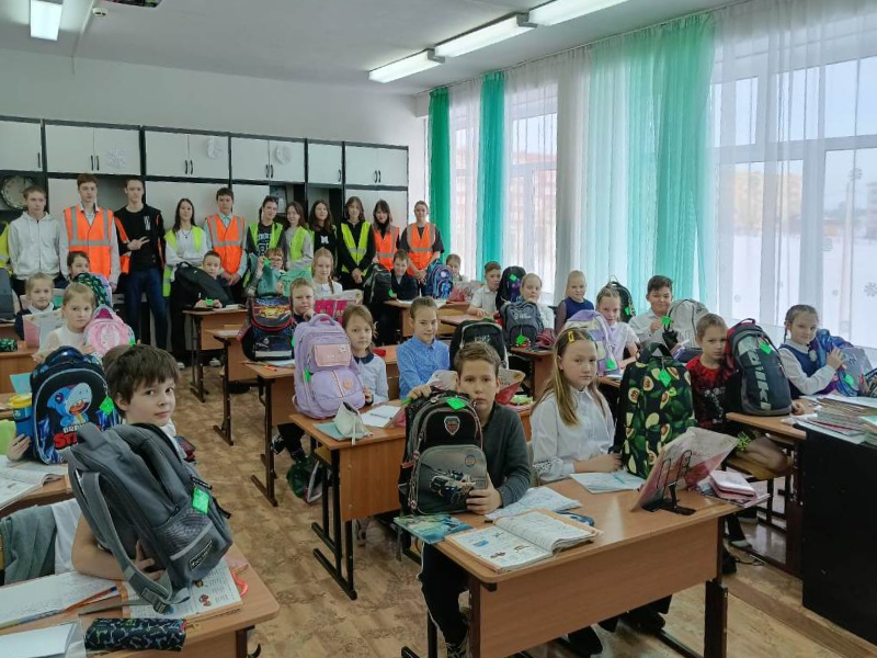 В г. Шарыпово ЮИДовцы рассказали младшим школьникам о важности ношения световозвращающих элементов.