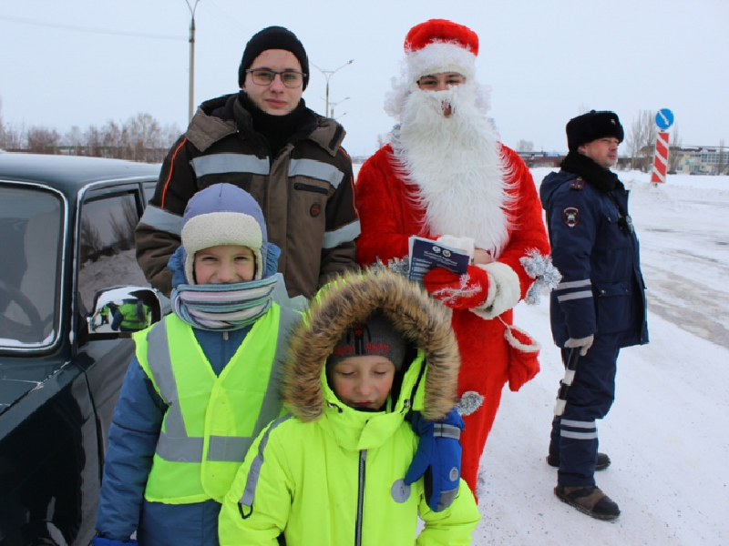 Сотрудники шарыповской Госавтоинспекции совместно с «Полицейским Дедом Морозом» и отрядом ЮИД провели акцию «Письмо водителю».