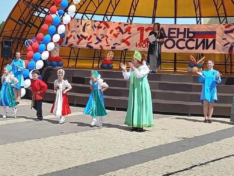 12 июня - празднуем День России.